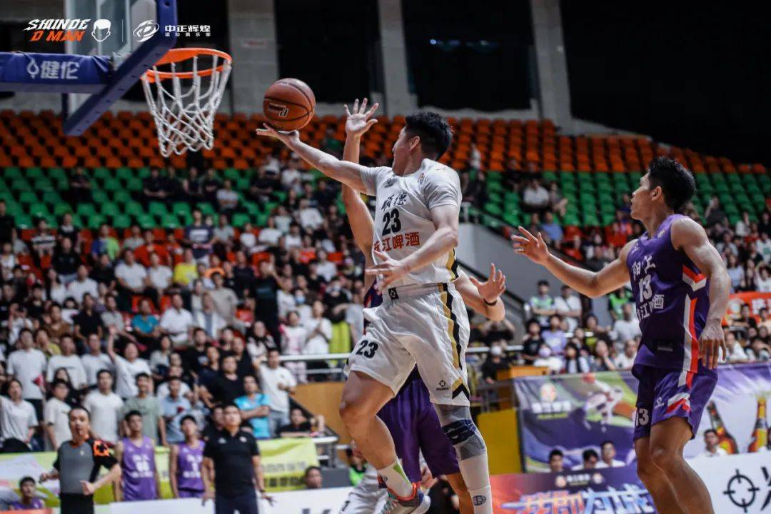 登录中心官网-高尔夫季后赛焦点战：钱塘迅豹队绝杀河套巨龙队，新星闪耀。防守强度拉满